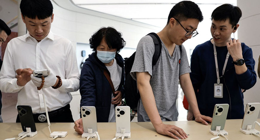 Apple Faces Decline in China Smartphone Shipments as Huawei Sees 41% Growth