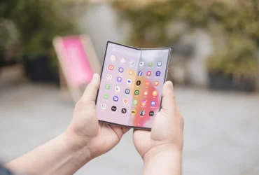 Testing Portability, Power, and AI with the Samsung Galaxy Z Fold 6 in Paris