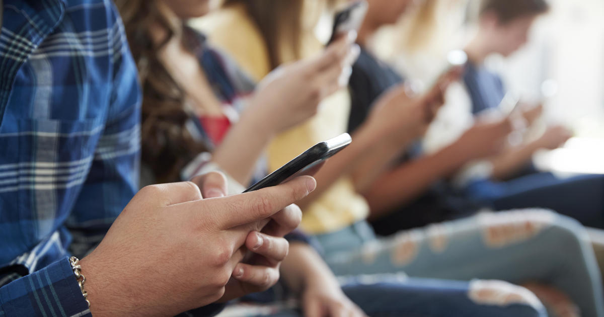 California Enacts New Law Requiring Schools to Limit Cellphone Use to Boost Student Mental Health