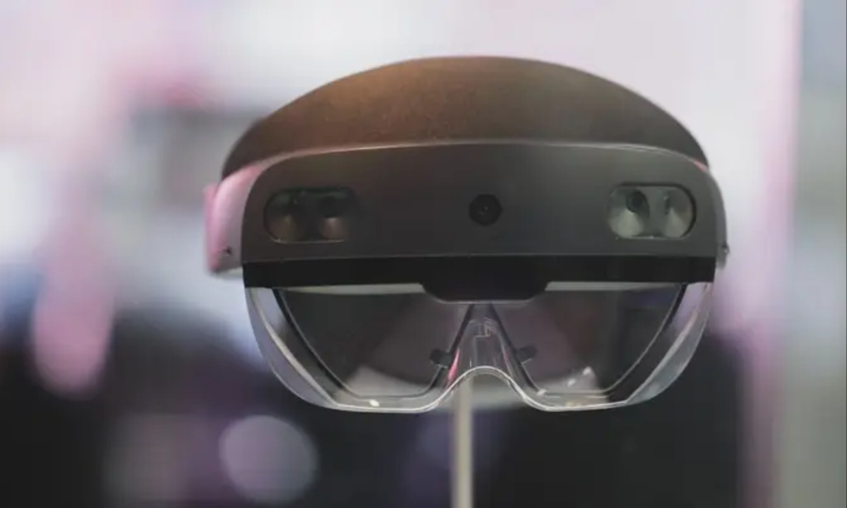 Microsoft Ends HoloLens 2 Production, Shifts Strategy Toward Defense and New Partnerships