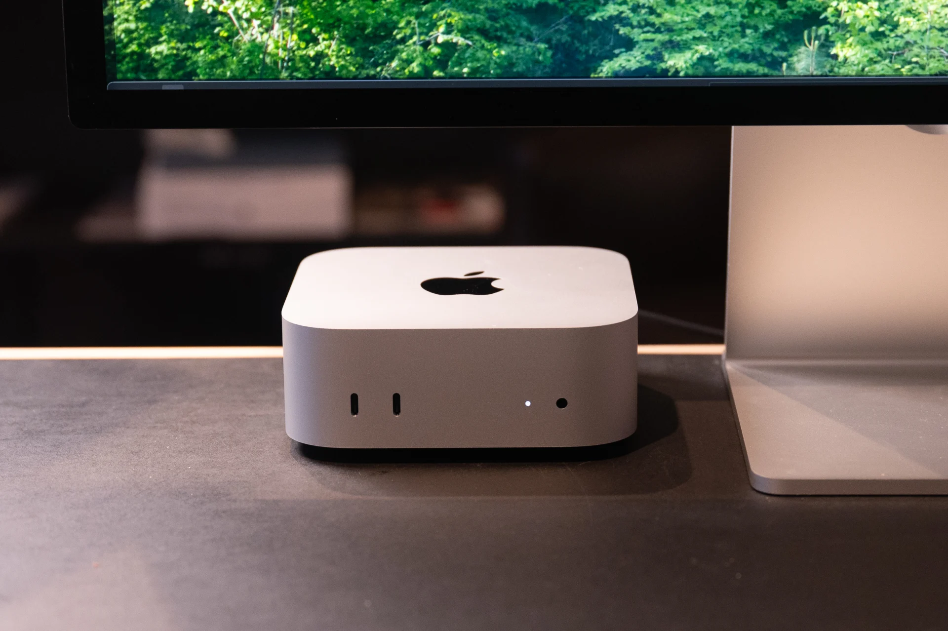 Apple’s M4 Mac Mini Enhances SSD Performance with Dual-Chip Storage in Base Model